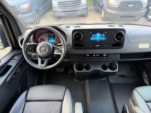 Used 2024 Mercedes-Benz Sprinter 2500 image 25