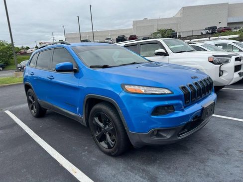 Used 2018 Jeep Cherokee Latitude w/ Altitude Package AWD/4WD image 2