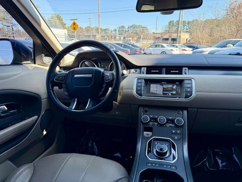 Used 2018 Land Rover Range Rover Evoque SE Premium image 16