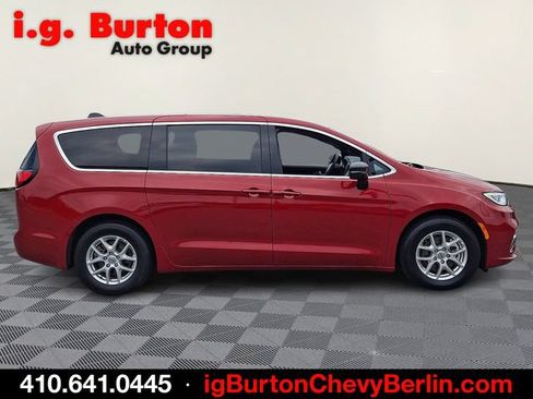 Used 2025 Chrysler Pacifica Select FWD image 7