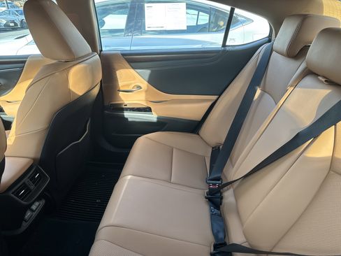 Used 2024 Lexus ES 350 w/ Premium Package image 7