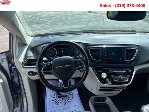 Used 2020 Chrysler Pacifica Touring-L FWD image 12