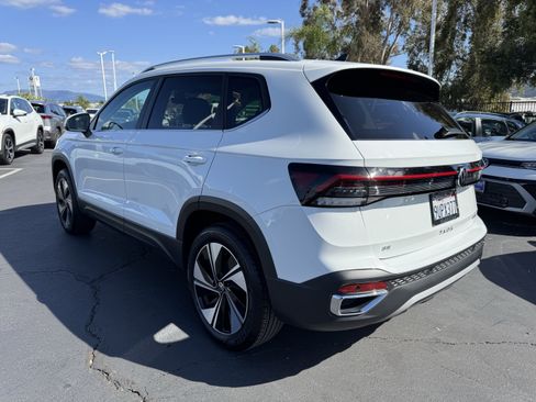 Used 2025 Volkswagen Taos SE AWD/4WD image 7