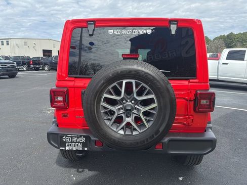 Used 2025 Jeep Wrangler Sahara AWD/4WD image 6