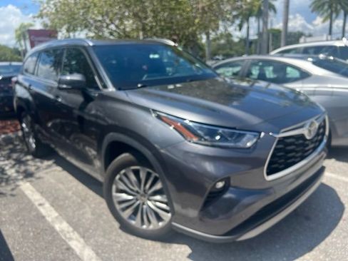 Used 2023 Toyota Highlander Platinum FWD image 2