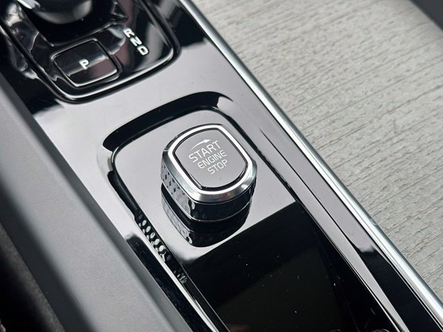 Certified 2025 Volvo XC60 B5 Ultra AWD/4WD image 28