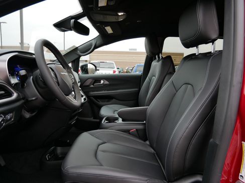 New 2026 Chrysler Pacifica Select image 6