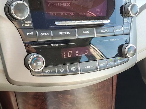 Used 2011 Toyota Avalon Limited image 27