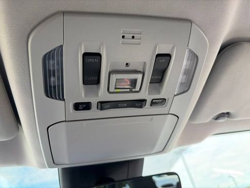 Used 2022 Toyota Highlander XLE AWD/4WD image 36