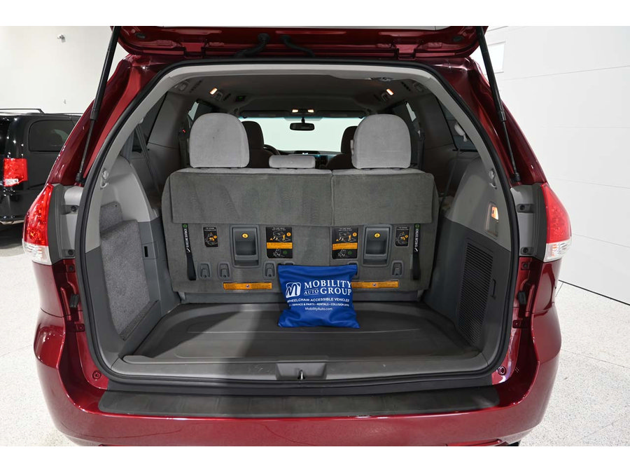 Used 2013 Toyota Sienna LE FWD image 25
