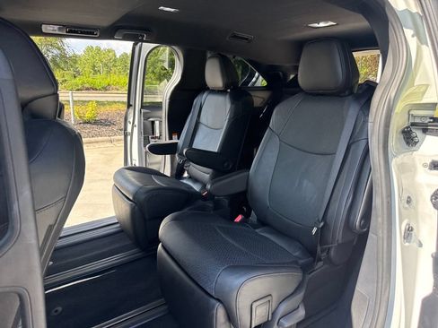 Used 2025 Toyota Sienna Limited FWD image 32