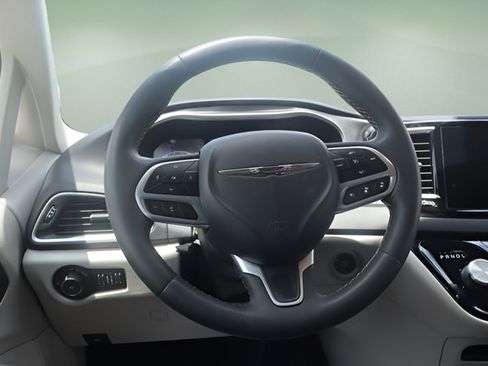 Used 2023 Chrysler Pacifica Touring-L FWD image 13