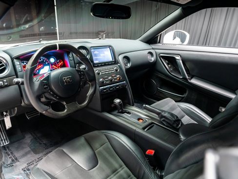 Used 2015 Nissan GT-R Premium image 39