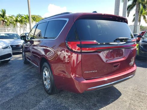 Used 2023 Chrysler Pacifica Limited image 4