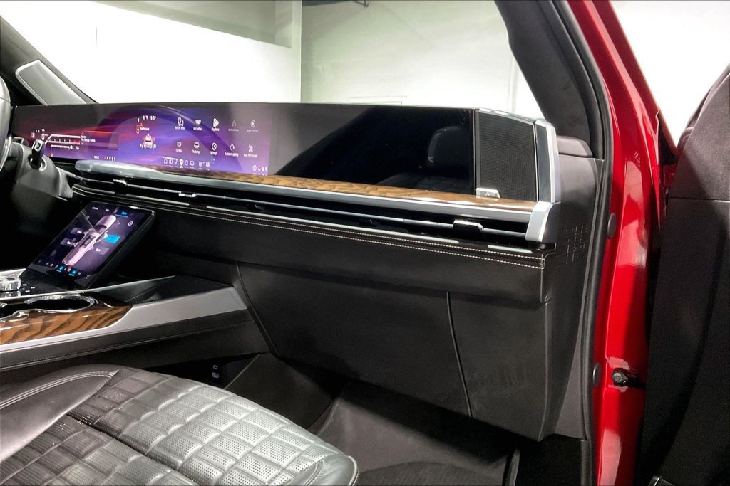 Used 2025 Cadillac Escalade Sport Platinum w/ LPO, Floor Liner Package AWD/4WD image 19