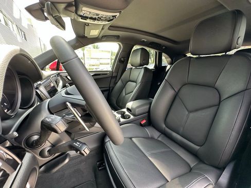 Certified 2025 Porsche Macan AWD/4WD image 5