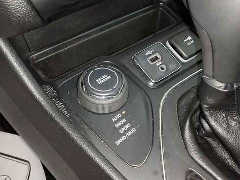 Used 2021 Jeep Cherokee Latitude Lux 80th Anniv w/ Quick Order Package 26U 80TH AWD/4WD image 25