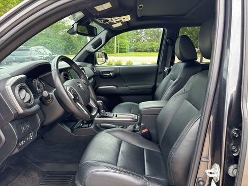 Used 2023 Toyota Tacoma TRD Off-Road w/ TRD Premium Off Road Package AWD/4WD image 12