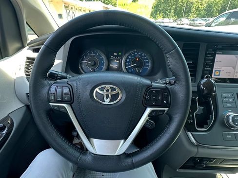 Used 2018 Toyota Sienna XLE Premium FWD image 11