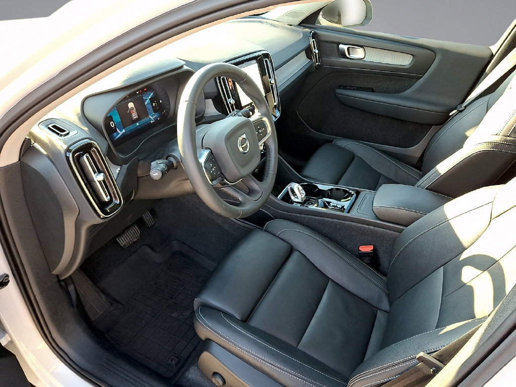 Certified 2024 Volvo XC40 B5 Plus w/ Protection Package Premier AWD/4WD image 17