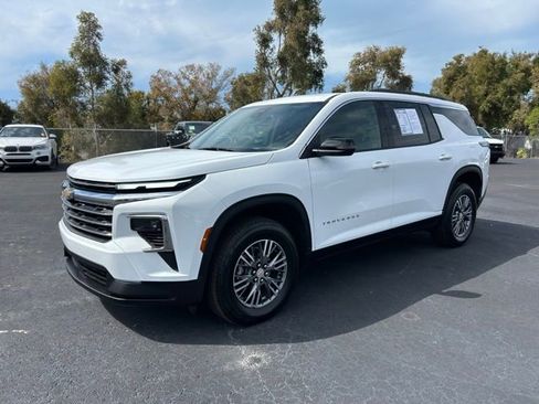 Certified 2025 Chevrolet Traverse LT image 3