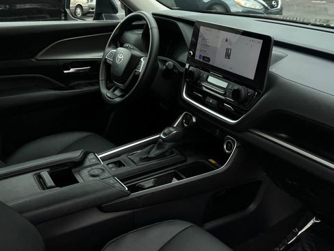 Used 2025 Toyota Grand Highlander XLE image 11