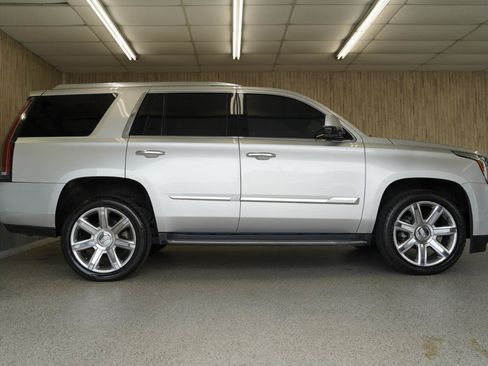 Used 2019 Cadillac Escalade Luxury AWD/4WD image 6