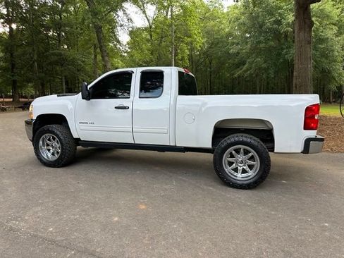 Used 2011 Chevrolet Silverado 2500 LT w/ Interior Plus Package RWD image 3