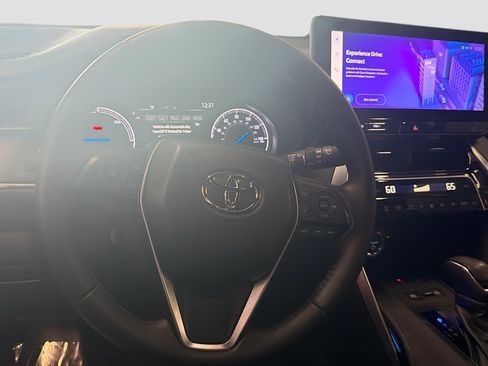 Used 2024 Toyota Venza XLE AWD/4WD image 17