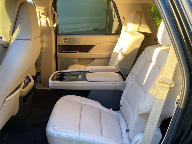 Used 2020 Lincoln Navigator Reserve w/ Luxury Package AWD/4WD image 9