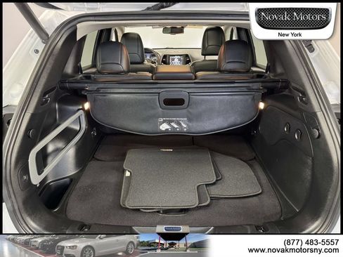 Used 2018 Jeep Cherokee Limited w/ Technology Group AWD/4WD image 12