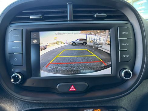 Used 2025 Kia Soul LX w/ LX Technology Package FWD image 22