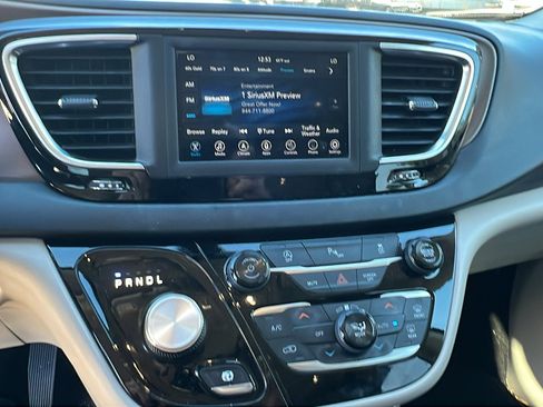 Used 2018 Chrysler Pacifica Touring-L image 30