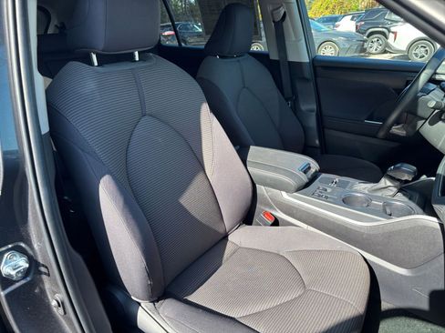 Used 2025 Toyota Highlander LE image 38