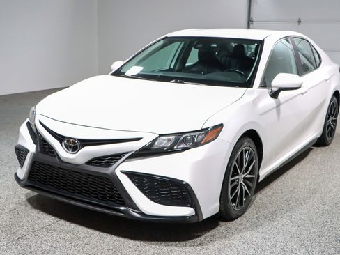 Used 2024 Toyota Camry SE w/ Blackout Package (TMS) image 29