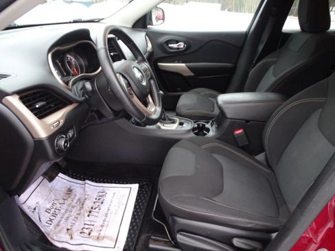 Used 2017 Jeep Cherokee Latitude w/ Cold Weather Group image 11