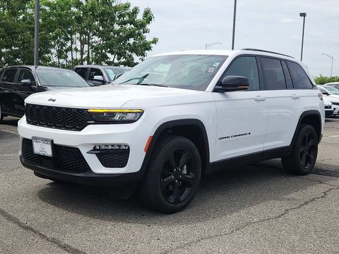 Used 2023 Jeep Grand Cherokee Limited w/ Black Appearance Package AWD/4WD image 3