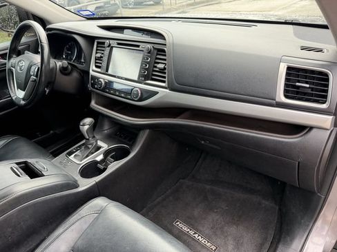 Used 2017 Toyota Highlander XLE FWD image 29