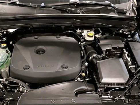 Used 2022 Volvo XC40 T5 R-Design image 10