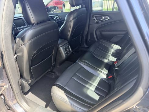 Used 2017 Chrysler 200 Limited Platinum w/ Comfort & Convenience Group FWD image 16