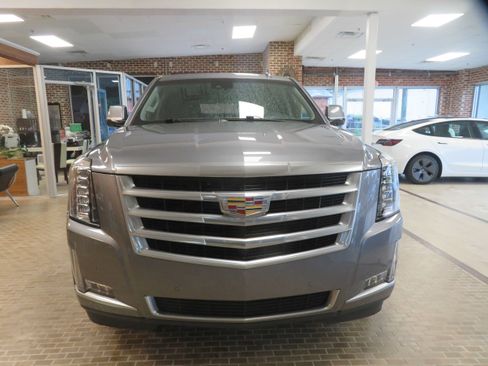 Used 2018 Cadillac Escalade Luxury AWD/4WD image 2