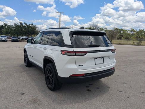 Used 2025 Jeep Grand Cherokee Altitude AWD/4WD image 7