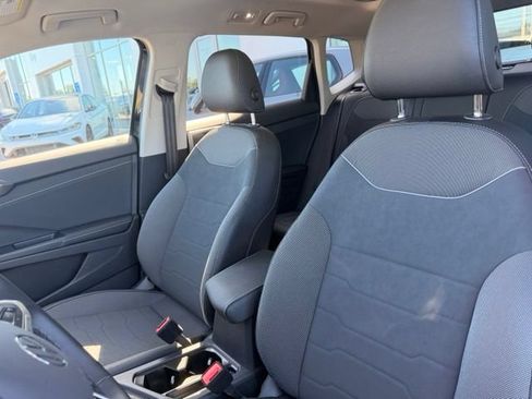Certified 2025 Volkswagen Taos SE FWD image 10
