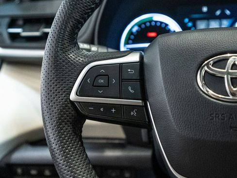 Used 2022 Toyota Sienna Limited image 32