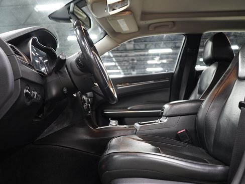 Used 2017 Chrysler 300 C RWD image 10