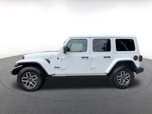 Used 2025 Jeep Wrangler Unlimited Sahara AWD/4WD image 9