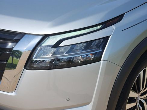 Used 2025 Nissan Pathfinder Platinum AWD/4WD image 9