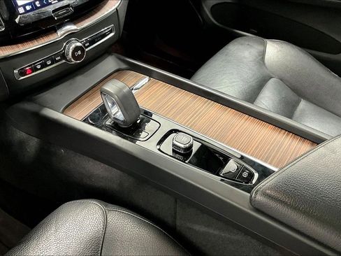 Used 2022 Volvo XC60 B5 Momentum w/ Advanced Package image 17