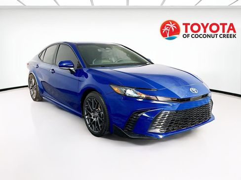 Used 2025 Toyota Camry SE w/ Convenience Package FWD image 1