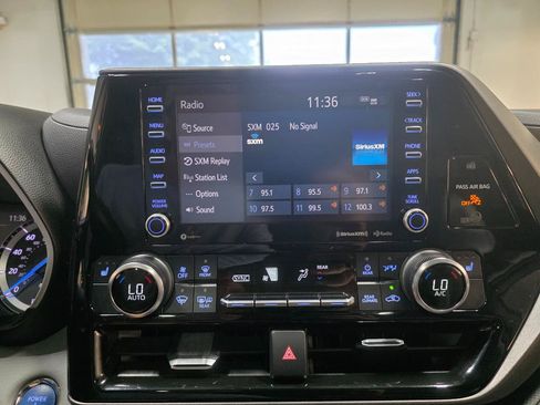 Used 2022 Toyota Highlander XLE AWD/4WD image 36
